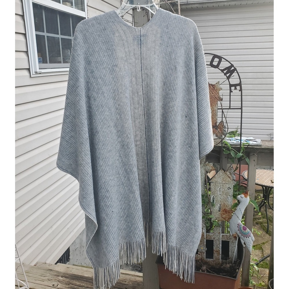 Steve Madden OS Womens Shawl Gray Ivory Herringbone Weave Fringe Pocket Poncho - Picture 3 of 11